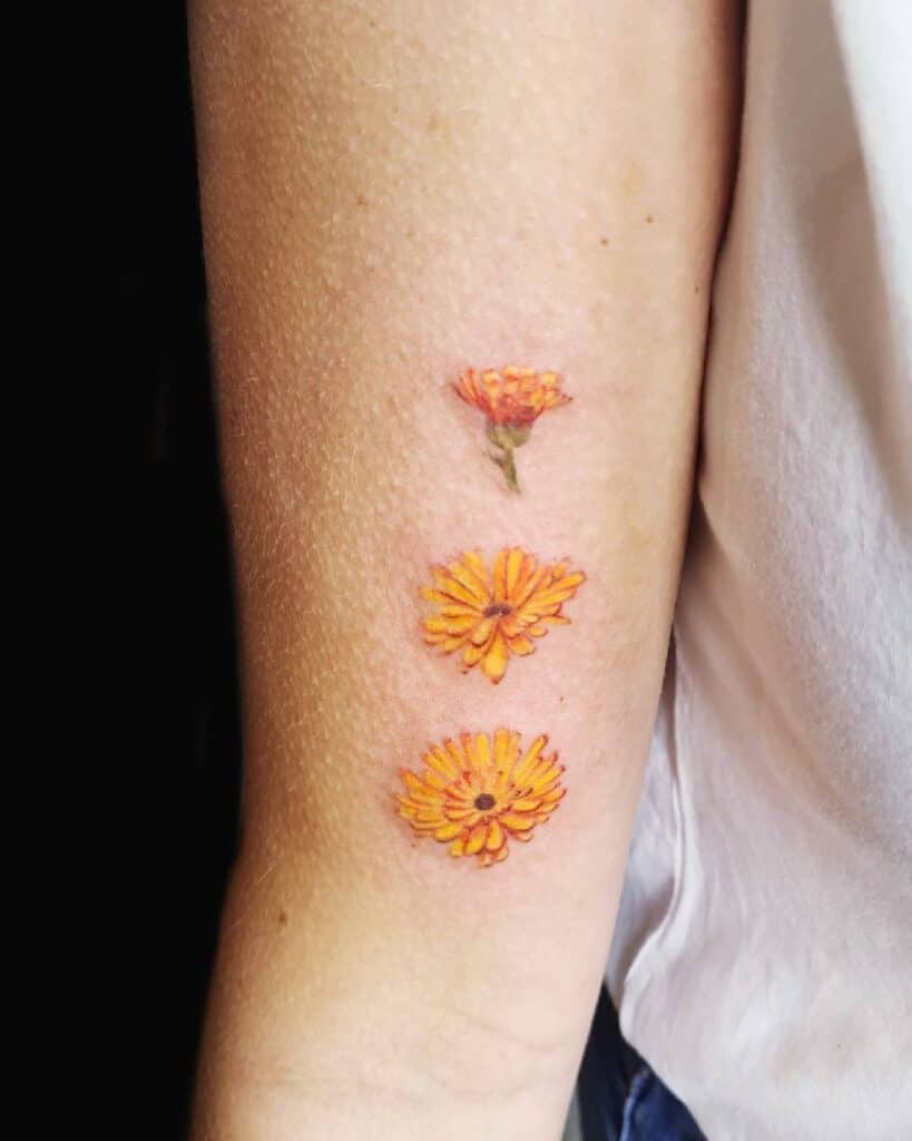 gele roos geboortebloem tattoo