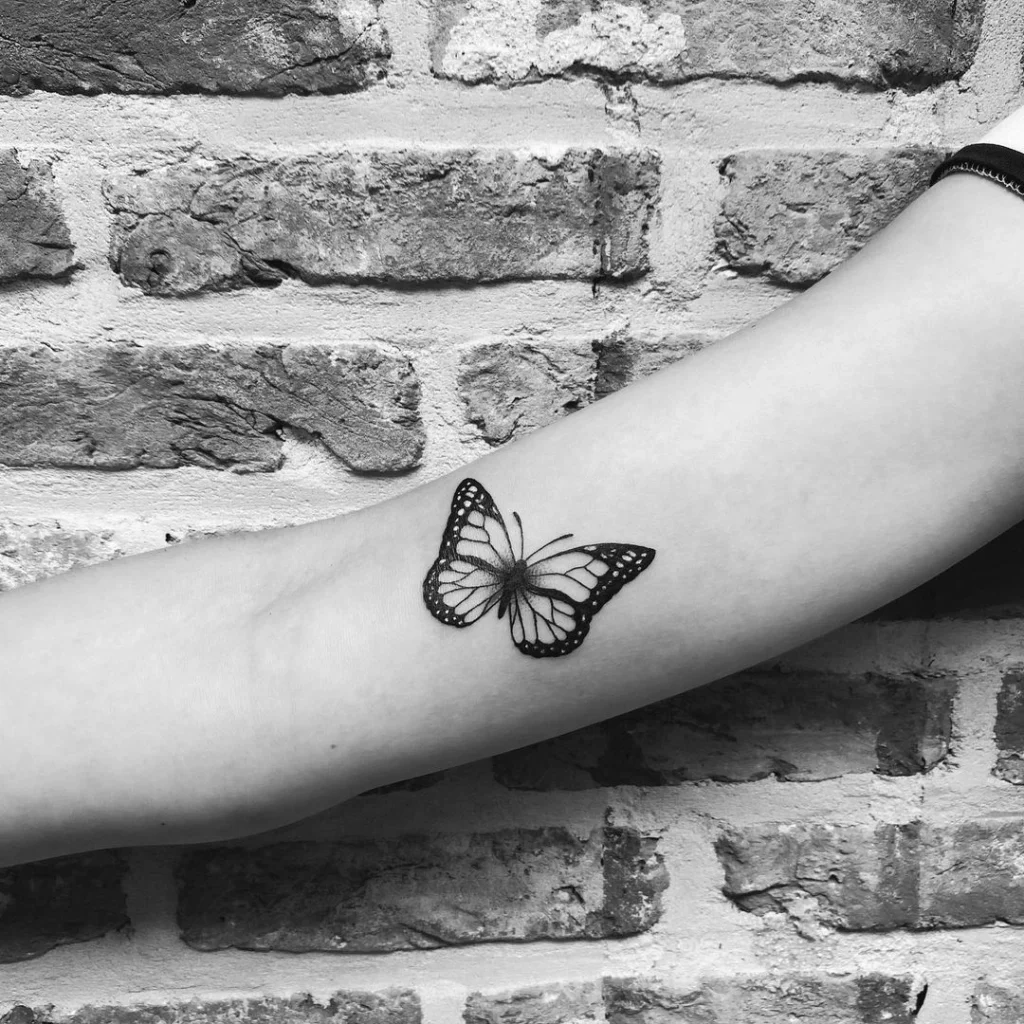 black n grey fotorealisme vlinder tattoo