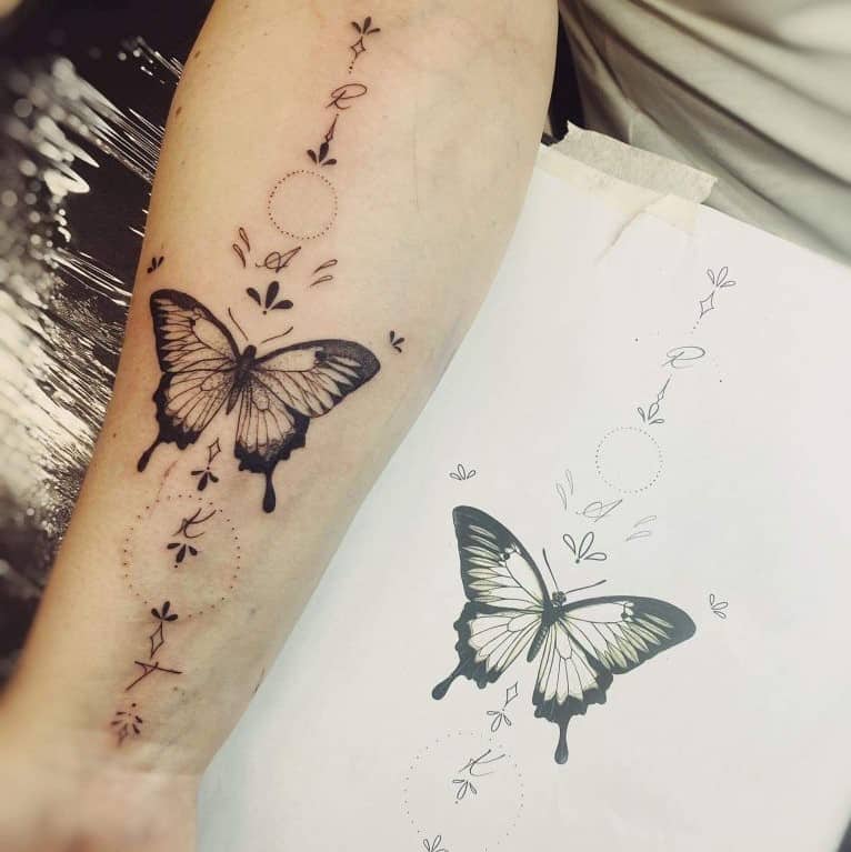 fine line tattoo vlinder