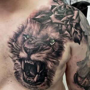 chest tattoo leeuw