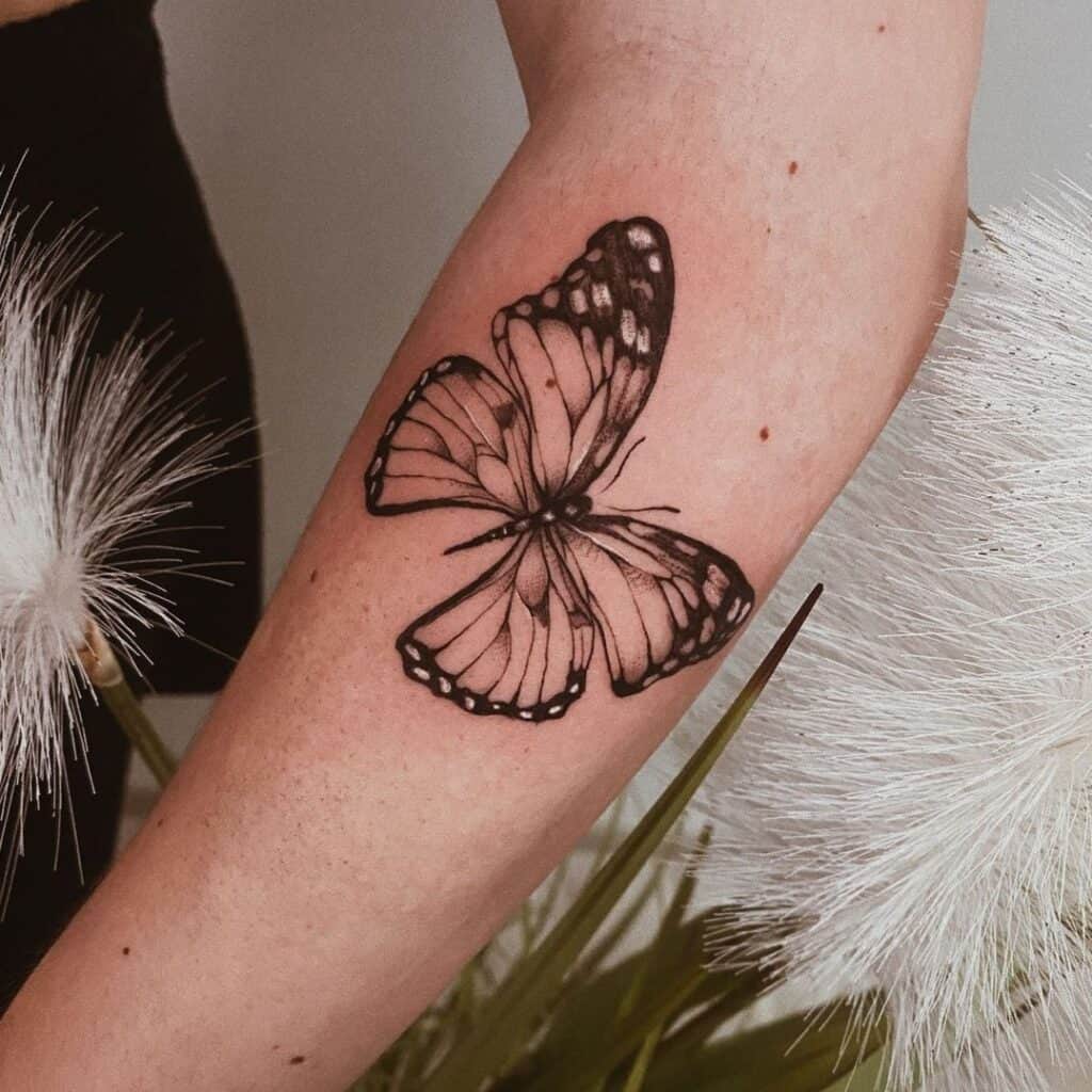 fine line vlinder tattoo