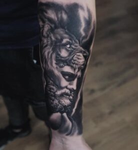man en leeuw black and grey realisme tattoo