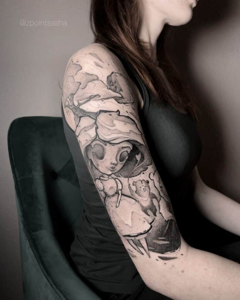 Blackwork tattoo op bovenarm. Meisje met beer en boom