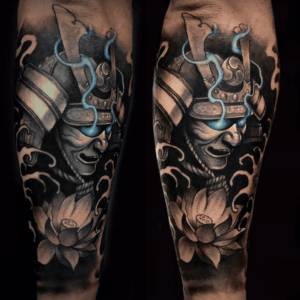 Onderarm tattoo in Japanse stijl, Japanse krijger in zwart-wit met blauwe ogen.