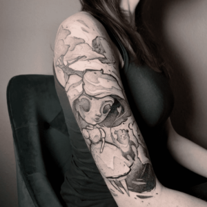 Blackwork tattoo op bovenarm, meisje met boom en beer.