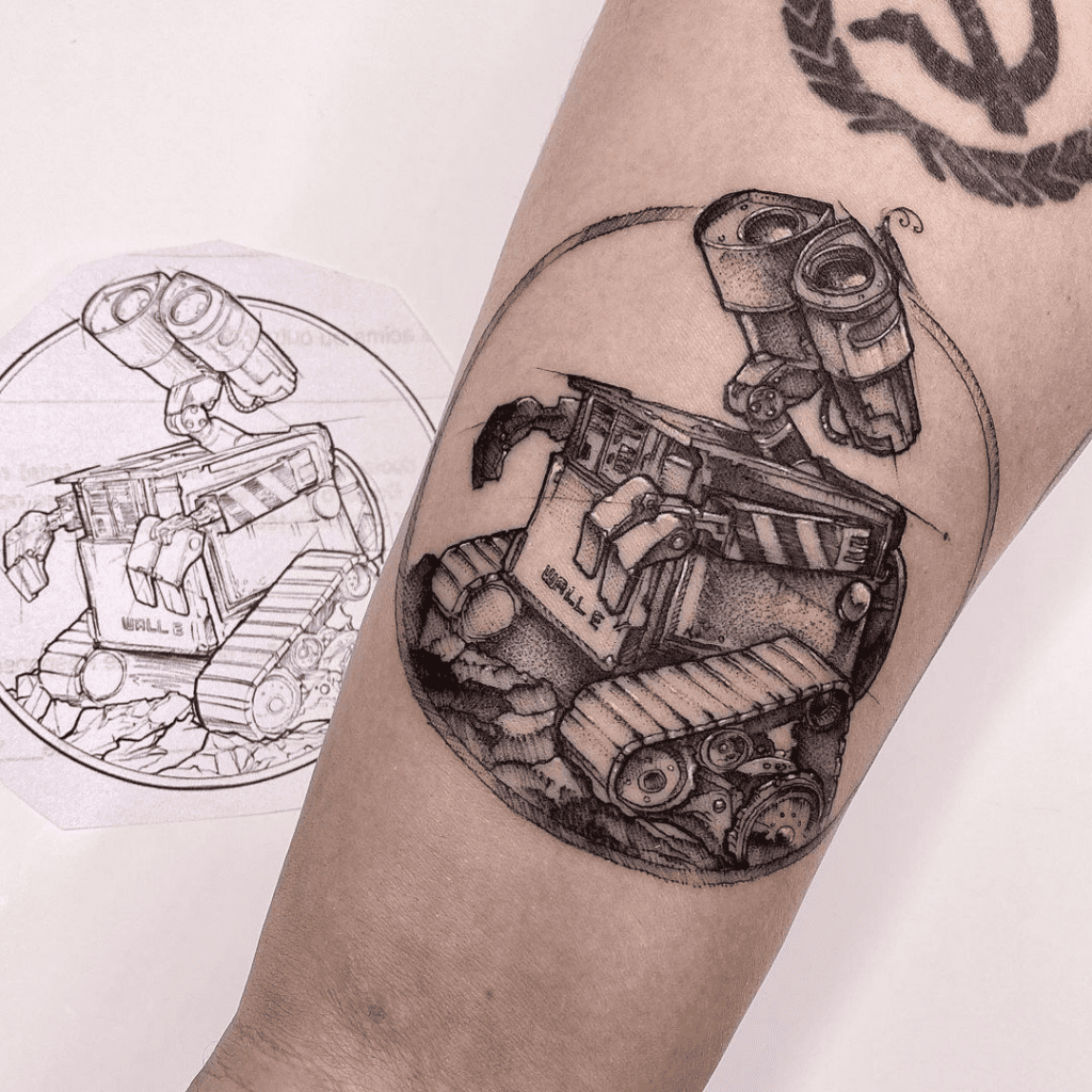 Zwart-wit tattoo op pols van Wall-E, gezet bij Inksane tattoo en piercing