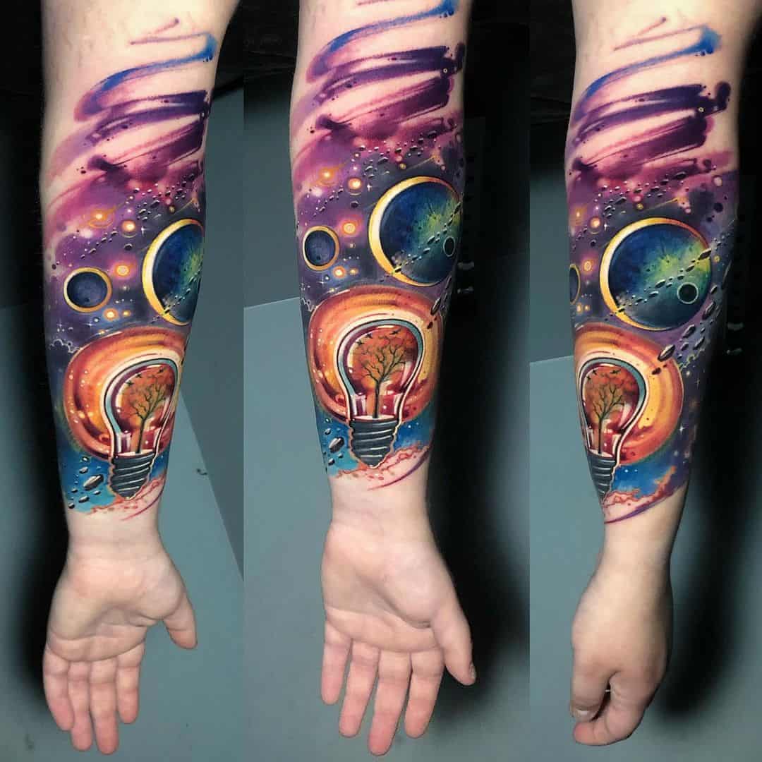 Color surrealisme tattoo op onderarm. Space thema