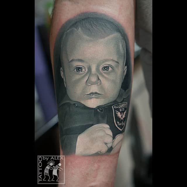 Black and grey tattoo, kinderportret op onderarm. Gezet door Al Minz bij Inksane tattoo en piercing.
