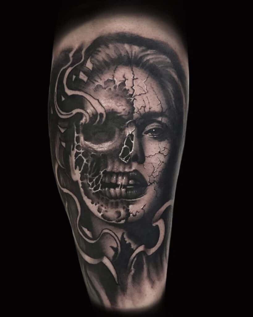 Black and grey tattoo van een realistisch vrouwengezicht die overgaat naar een bio-organische schedel.