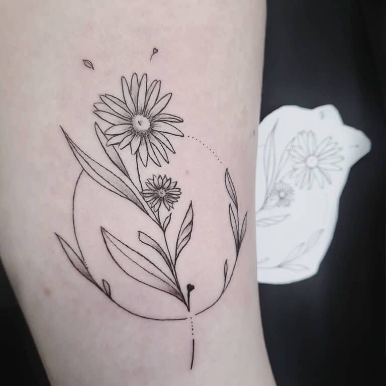 Fineline tattoo van een bloemetje op een steel met blaadjes in een cirkel met nog blaadjes