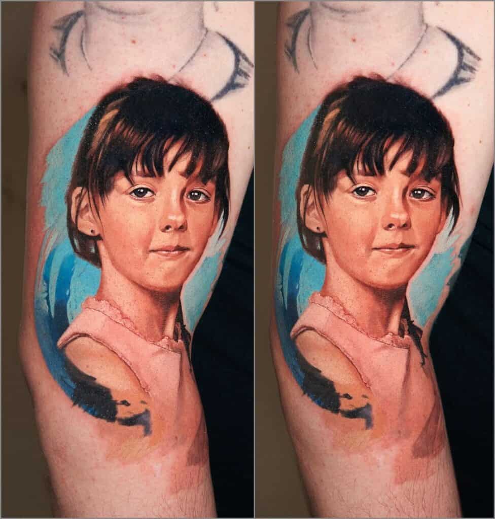 Kleur realisme portret van een meisje op de binnenkant van de bovenarm en elleboog. Geplaatst door Al Minz bij Inksane tattoo en piercing.