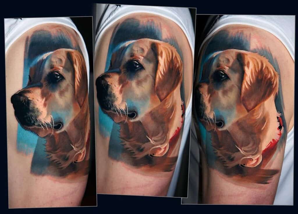 Portret van een golden retriever op de bovenarm in kleur realisme. Gezet bij Inksane tattoo en piercing.