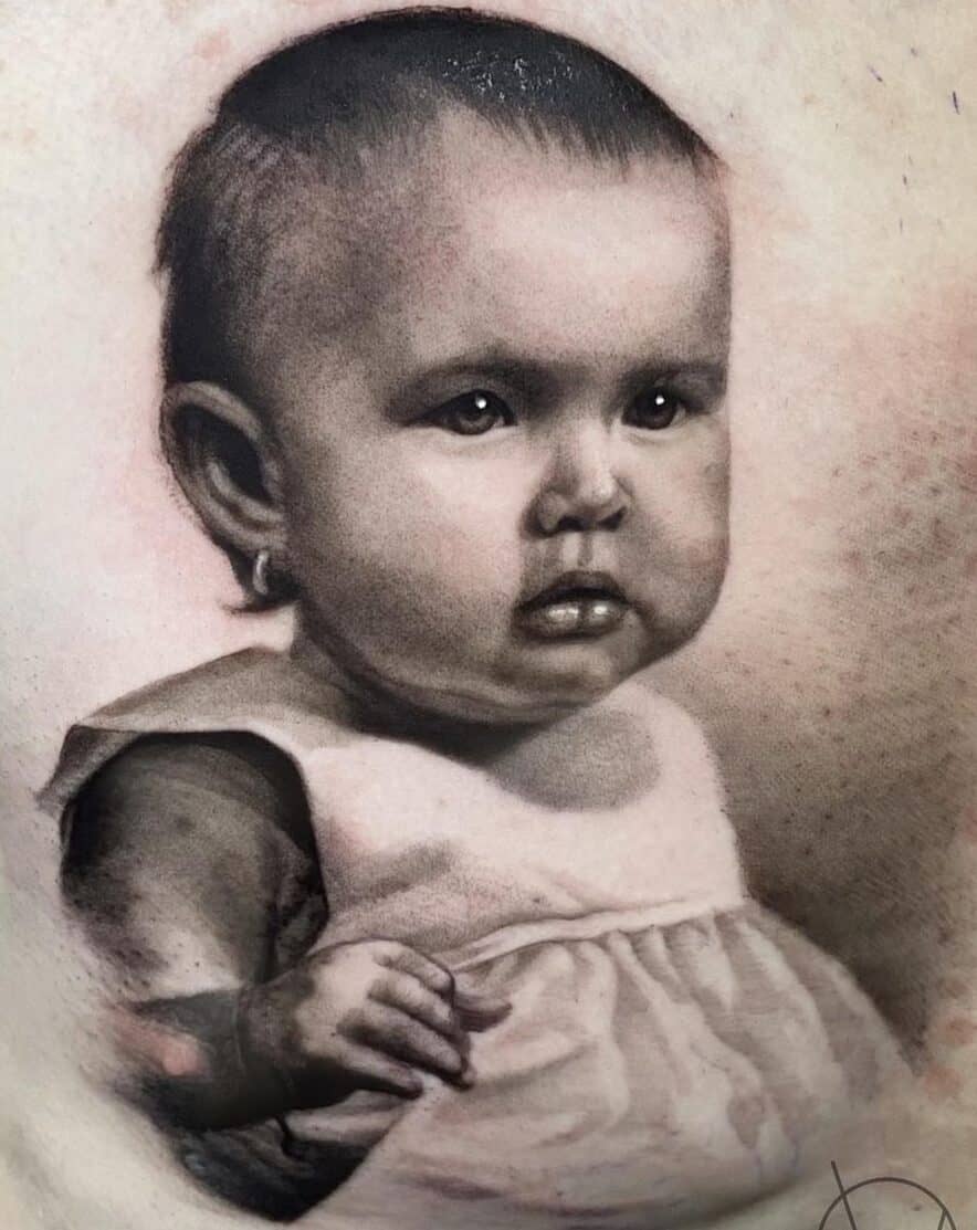 Black and grey portret tattoo van een baby