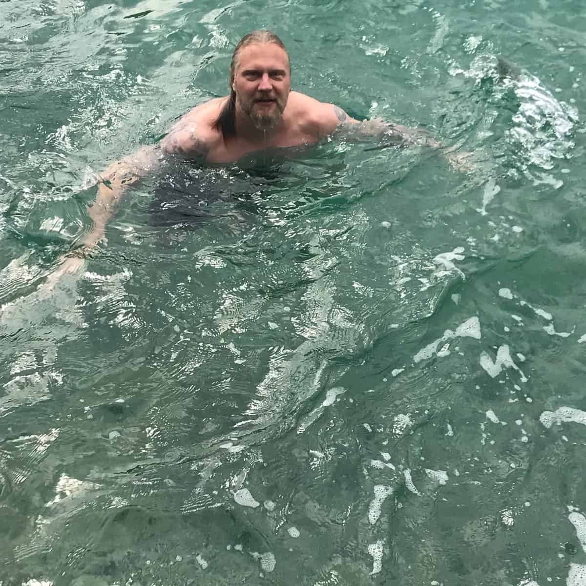 Artiest Jura Bedic aan het zwemmen