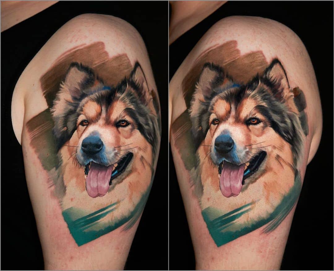 Kleur realisme tattoo op de bovenarm. Hondenportret gezet bij Inksane tattoo en piercing.