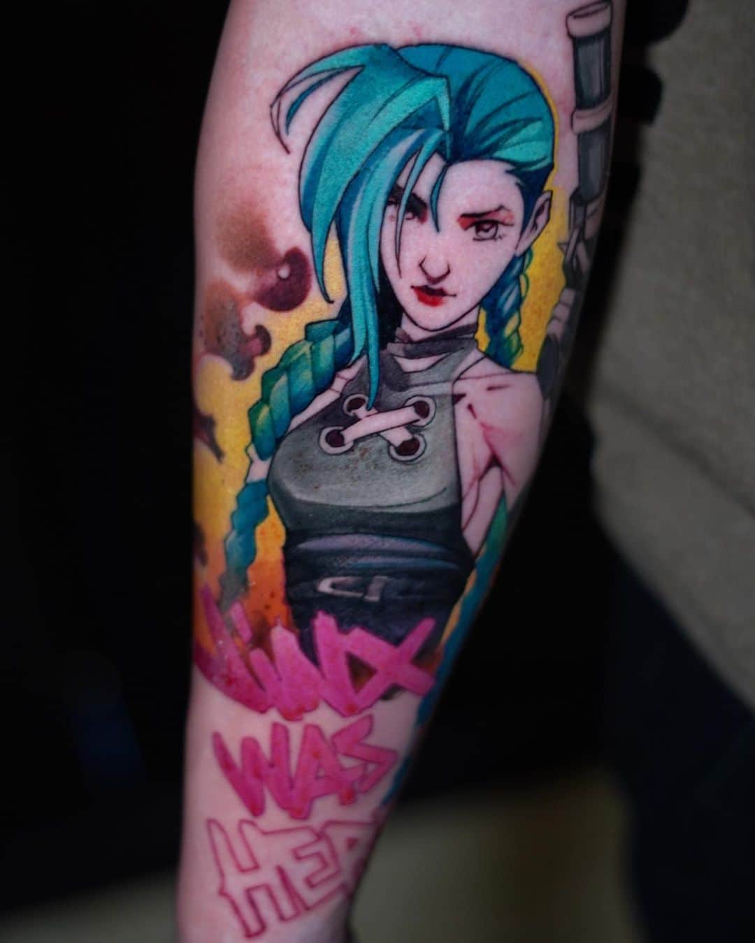 Kleur anime tattoo van een vrouw met blauw haar en een geweer en grafitti