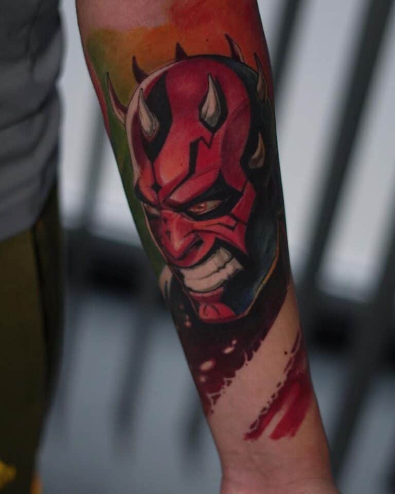 Kleur tattoo op de onderarm van darth Maul van Star Wars