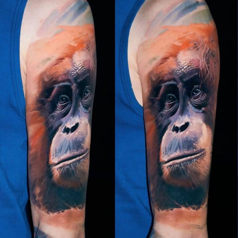 Tattoo op de bovenarm van een gorilla in kleur realisme. Gezet bij Inksane tattoo en piercing