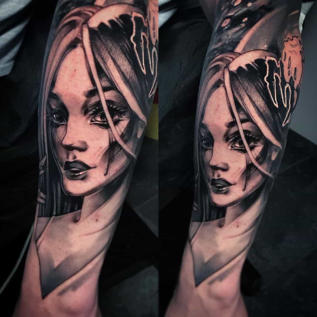 Black and grey tattoo op de onderarm, vrouwengezicht