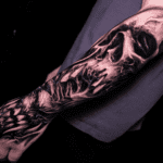 Bio-organische black and grey tattoo op onderarm en hand. Schedel. Gezet bij Inksane tattoo en piercing.