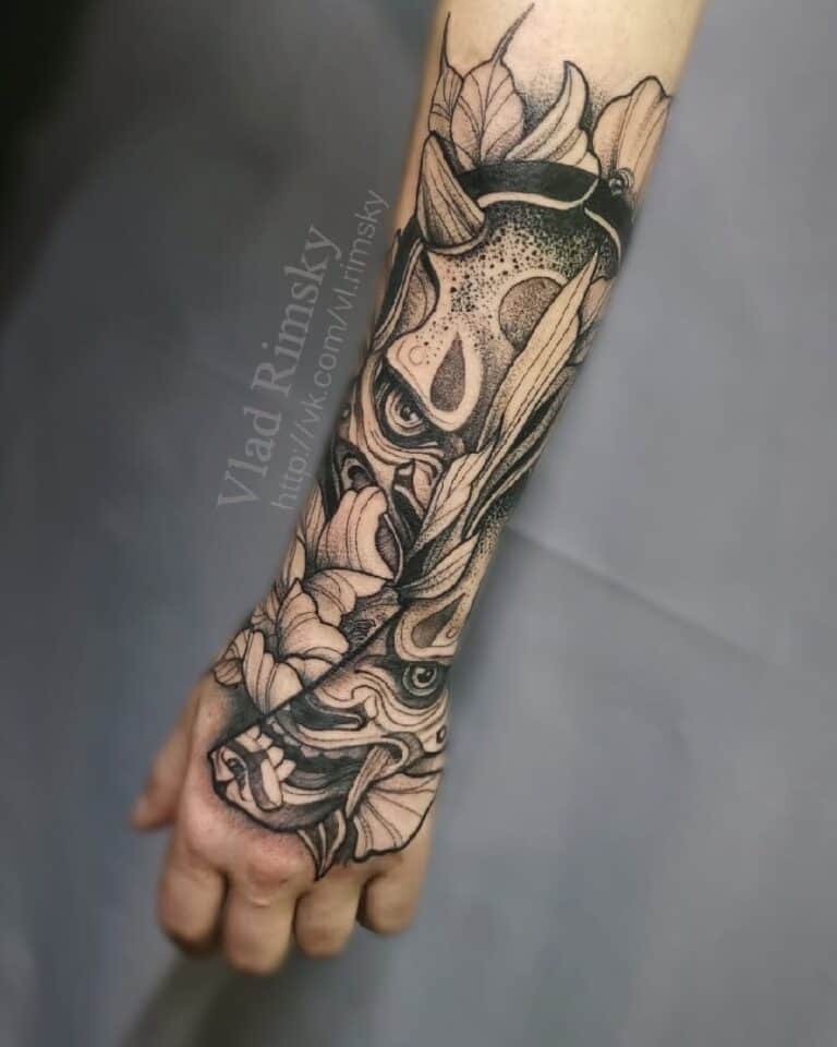 Black and grey Japanse onderarm tattoo door Vlad Rimsky.