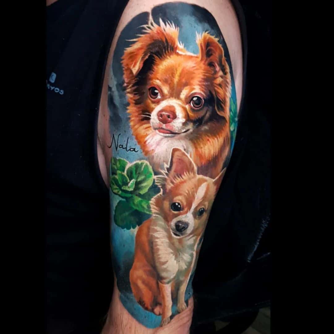 Portret van 2 honden in kleur realisme op bovenarm, gezet bij Inksane tattoo en piercing