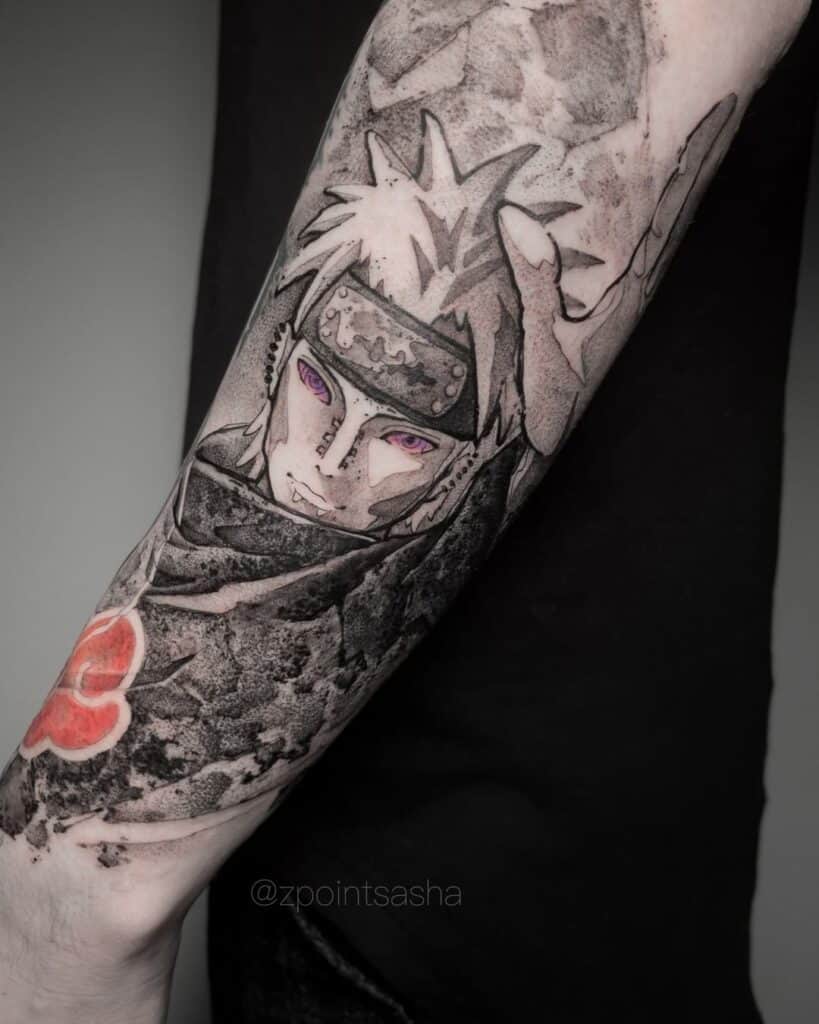 Blackwork/anime tattoo met enkele kleurenaccenten op de bovenarm. Anime gezicht met gekleurde ogen
