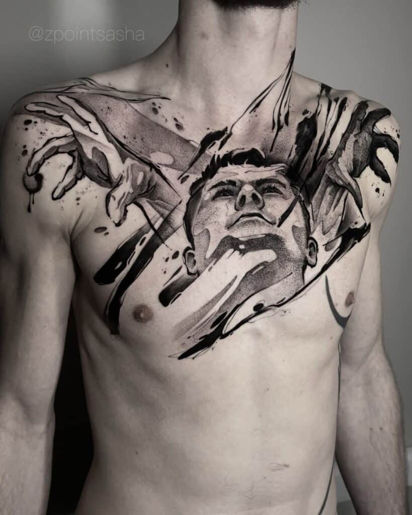 Blackwork tattoo op de borst van een mannengezicht die naar bovenkijkt en 2 handen die uitgestoken zijn boven het hoofd