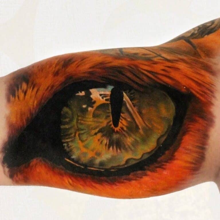 Tattoo van een dierenoog, in kleur realisme op de binnenkant van een bovenarm. Geplaatst bij Inksane tattoo en piercing.