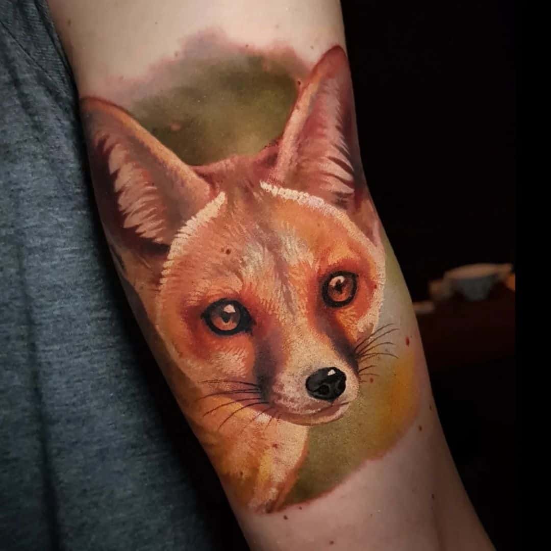 tattoo van een vos in kleur realisme, gezet op de binnenkant van een bovenarm bij Inksane tattoo en piercing.