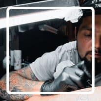 Tattoo artiest Glenn Cornelis aan het werk