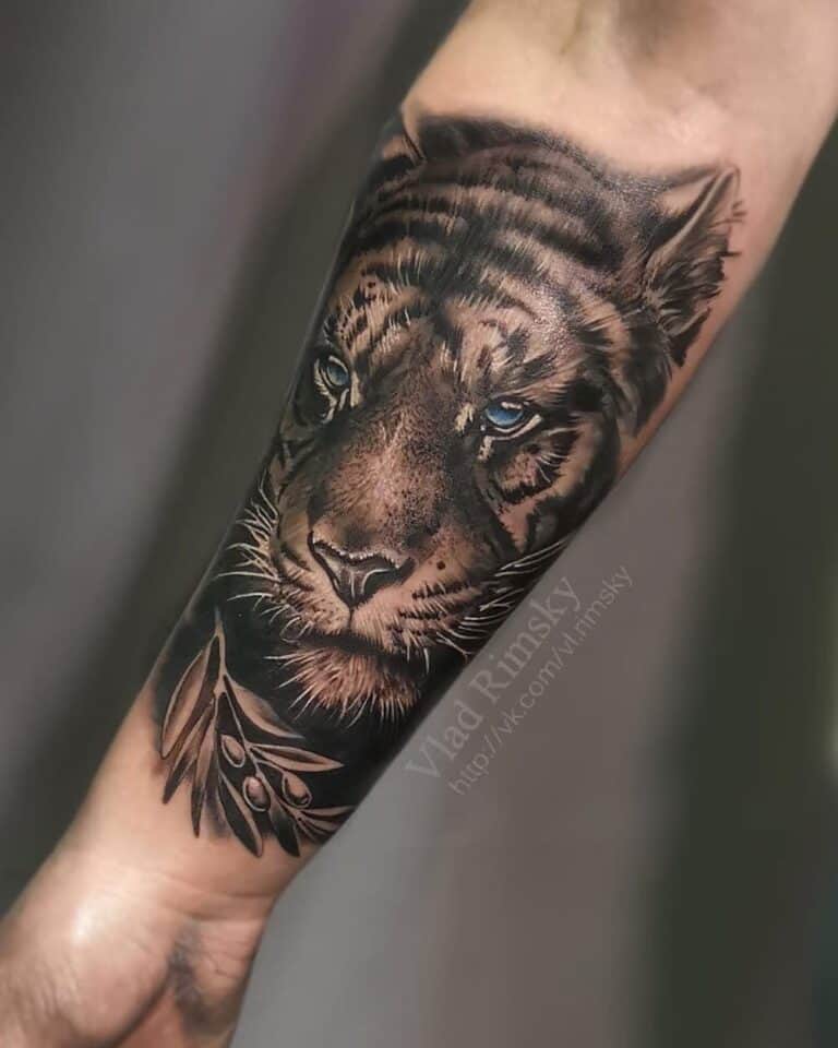 Black and grey realisme tattoo van een tijger, met blauwe ogen. Op de binnenkant van een onderarm.