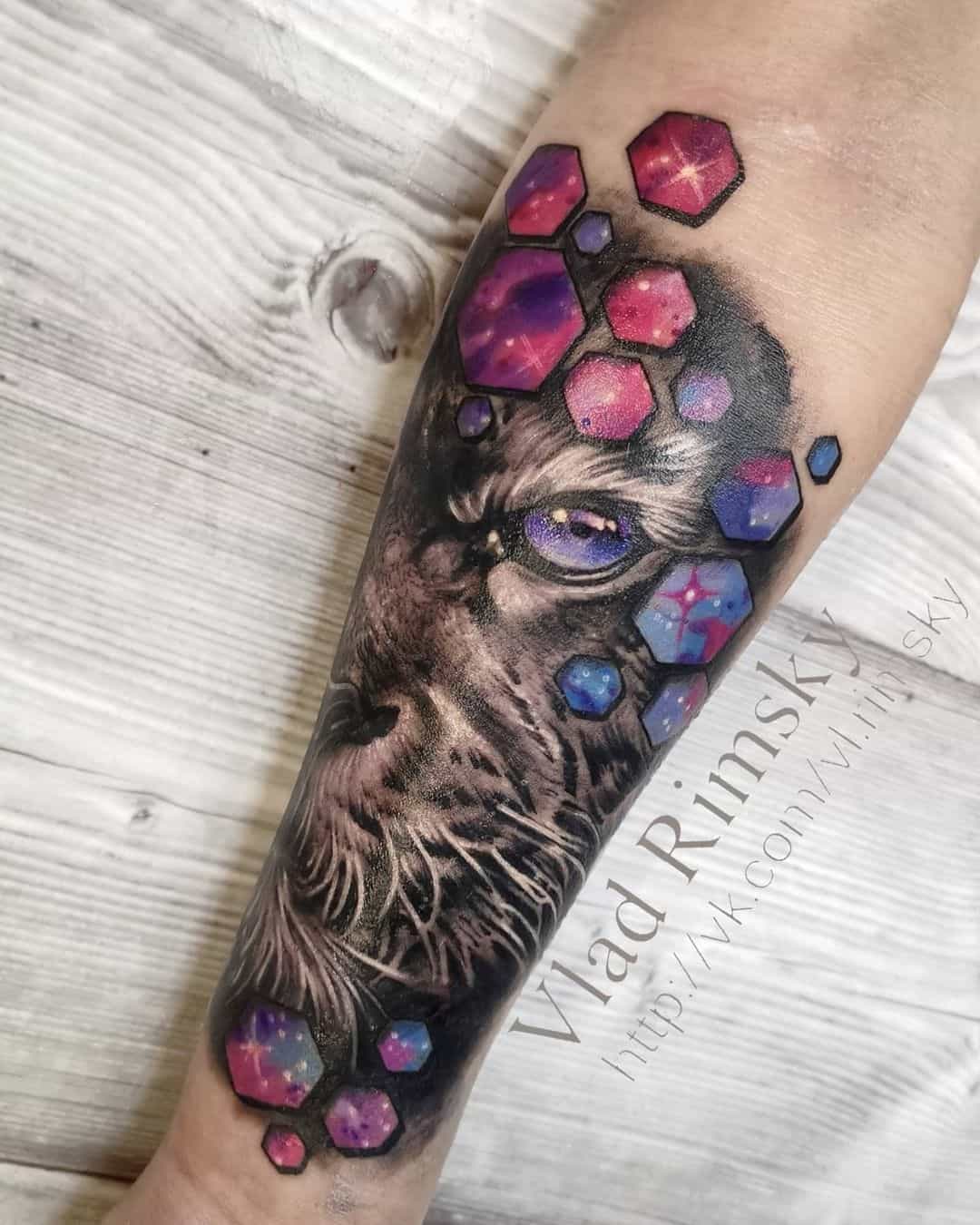 Surrealisme tattoo op de binnenkant van de onderarm. Black and grey leeuw met kleuraccenten.