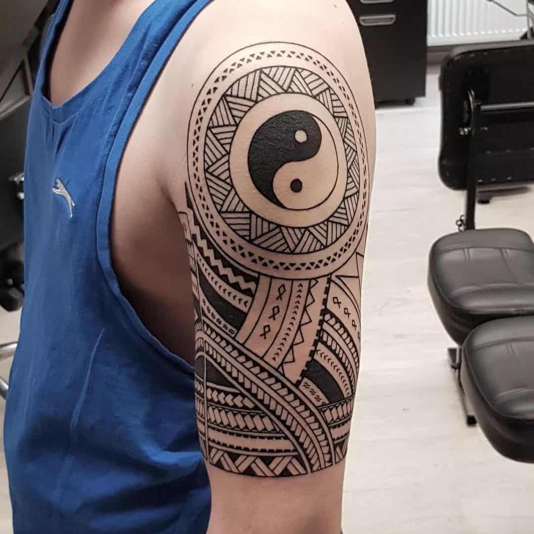 Maori tattoo met ying:yang teken op bovenarm, geplaatst bij Inksane tattoo en piercing