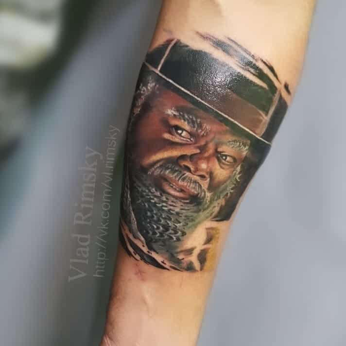 Kleur portret van Samuel L Jackson op de onderarm, gezet bij Inksane tattoo en piercing.