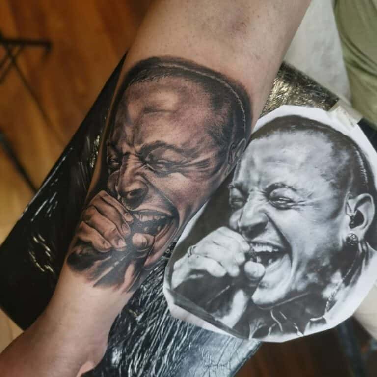 Portret van Linkin Park zanger Chester Bennington in black and grey op de binnenkant van een onderarm. Gezet bij Inksane tattoo en piercing