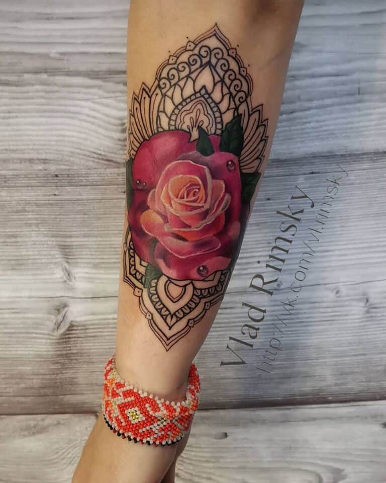 Realistische rode rood met mandala achtergrond op de zijkant van een onderarm. Gezet bij Inksane tattoo en piercing.