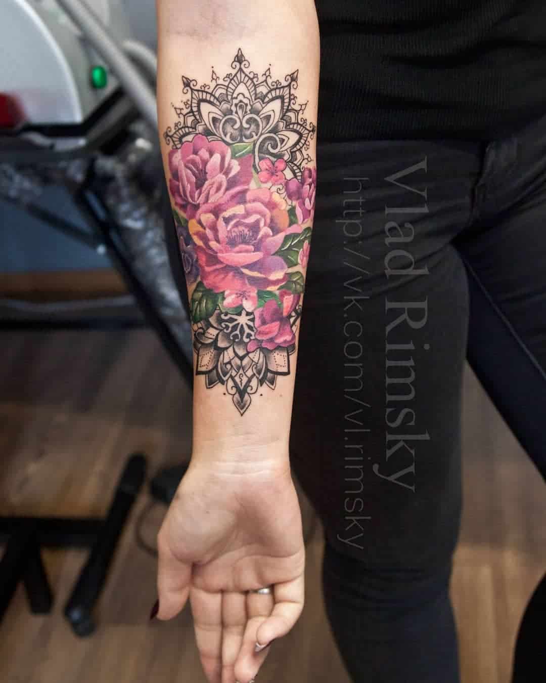Onderarm tattoo gezet bij Inksane tattoo en piercing. Boeket van kleur pioenrozen met een black and grey mandala achtergrond.
