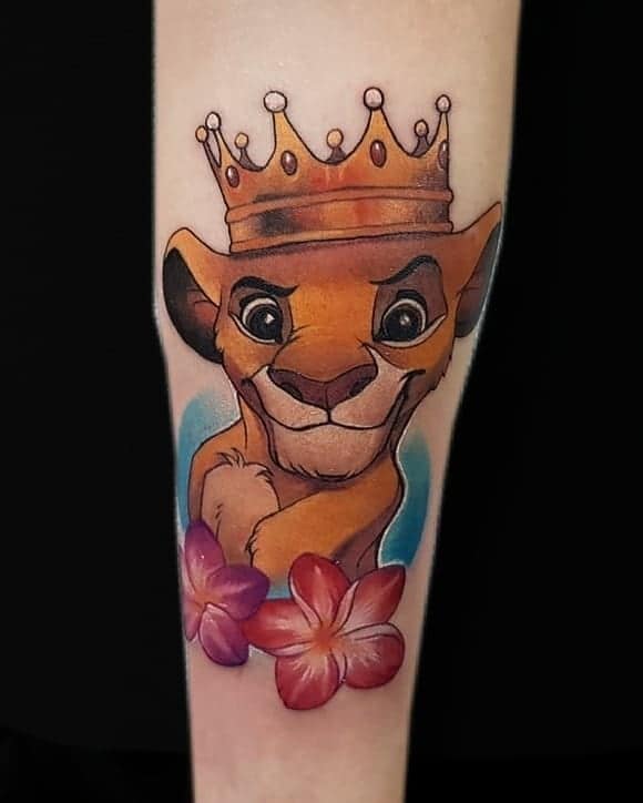 Tattoo van Simba van The Lion King, in kleur realisme op een onderarm. Geplaatst bij Inksane tattoo en piercing