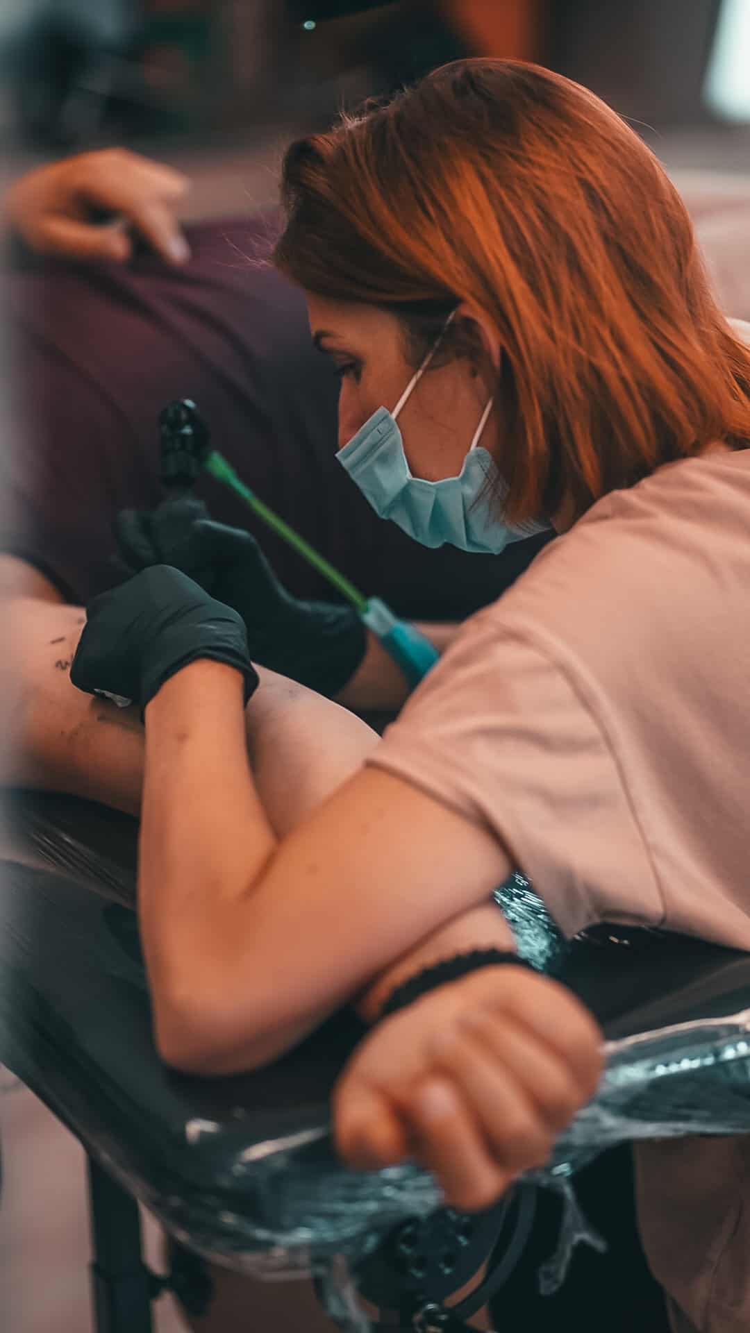 Tattoo artiest Kimberly Vangeenberhe aan het werk bij Inksane Roeselare