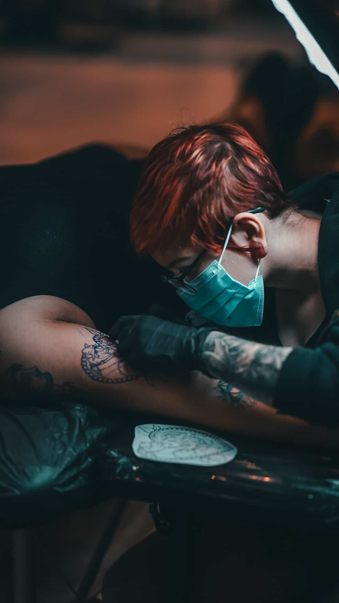 Tattoo artiest Rani aan het werk bij Inksane Roeselare