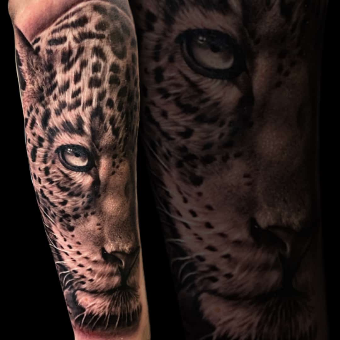 Black and grey tattoo van een jaguar. Realistisch portret.