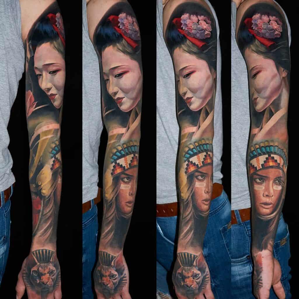 Full color realisme sleeve. Een Japans vrouwengezicht op de bovenarm, een Indiaans vrouwengezicht op de onderarm en een Anubis kattengezicht op het hand.