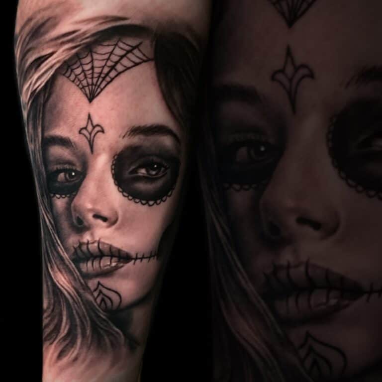 Black and grey dios de muertos tattoo op onderarm. vrouwengezicht met dios de muertos make-up