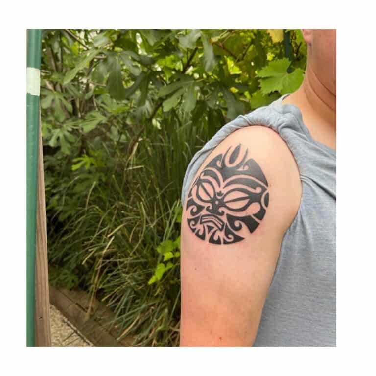 Maori mask tattoo op de bovenarm door Glenn.