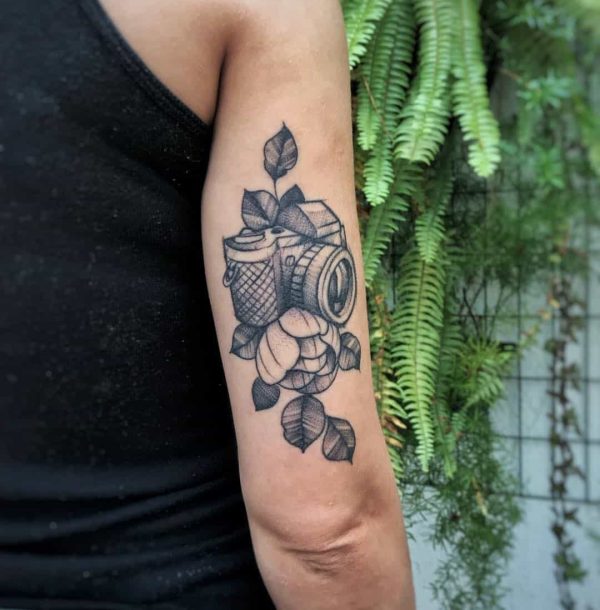 tattoo-bloemen-flowers-op-achterkant-arm